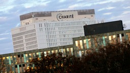 Das Beitragsbild des Dok5 Feature "Ich bin doch keine trächtige Ratte" zeigt eine Aufnahme der  Charité, dem ältesten Krankenhaus Berlins, aus dem Jahr 2021. 