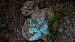 Das Beitragsbild Dok5 Feature "Die Kinder von Ceuta" zeigt einen alten zerschlissenen Pullover der auf der Flucht an der Grenze von Marokko zur Exklave Ceuta zurückgelassen wurde. 