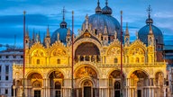 Der berühmte Markusdom in Venedig im Morgengrauen