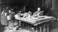 Emile Zola am Schreibtisch seines Arbeitszimmers