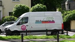 Das Bild zeigt einen Miettransporter von "123 Mietwagen".