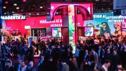 Besucher besichtigen den Stand der Deutschen Telekom während des Mobile World Congress (MWC) 2026, Barcelona, Spanien, 03.03.2026.