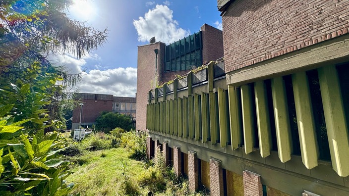 Priesterseminar Gebäude außen, Blick ins Grüne