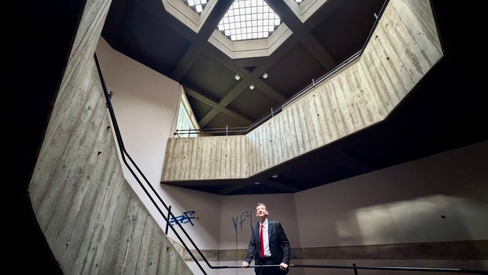  Investor Christian Baierl im Treppenhaus aus Sichtbeton