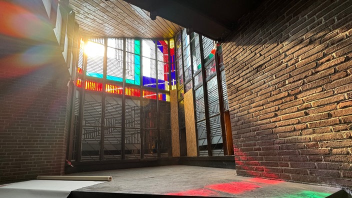 Durch die bunten Fenster der Kapelle fällt Licht in den Raum