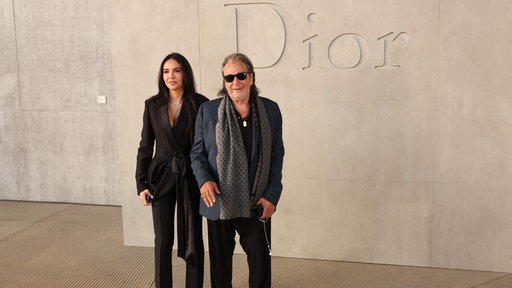 Al Pacino und Noor Alfallah bei einer Dior Fashion Show
