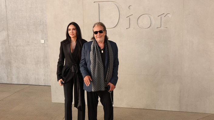 Al Pacino und Noor Alfallah bei einer Dior Fashion Show