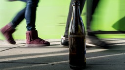 Eine Bierflasche steht am Bahnsteig