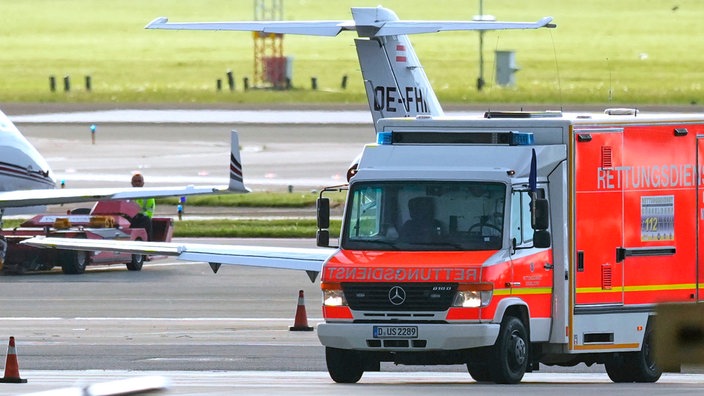 Rettungswagen wartet vor dem Flugzeug
