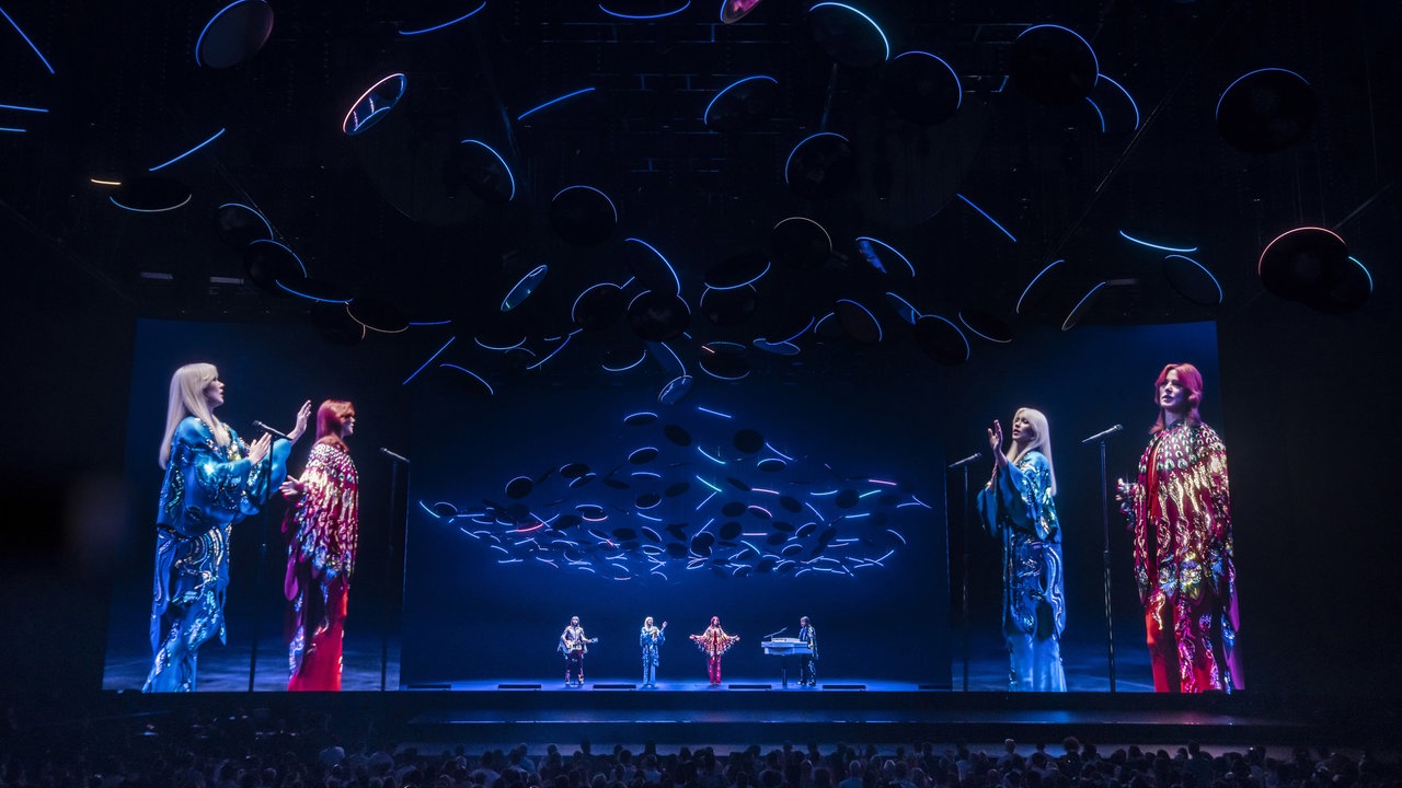 Blick auf die Bühne bei der virtuellen "Abba Voyage" Show 2022: Dort stehen animierte, digital verjüngte Versionen der Bandmitglieder, sogenannte Avatare bzw. "Abbatare"