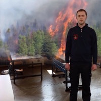 screenshot: Schüler im Klassenraum vor brennenden Bäumen
