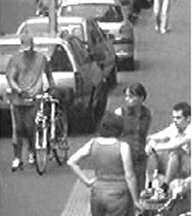 Fahndungsfoto der Kölner Polizei nach dem Anschlag in der Keupstraße 2004, das den mutmaßlichen Bombenleger mit einem Fahrrad zeigt