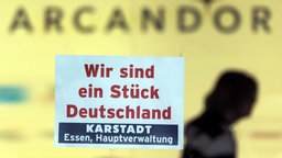 Eine Mensch geht vor dem Arcandor-Schriftzug in der Zentrale in Essen vorbei