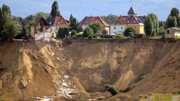 Fünf Häuser am Kraterrand des Tagebausees in Nachterstedt