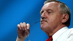 Edgar Moron hört einer Rede zu