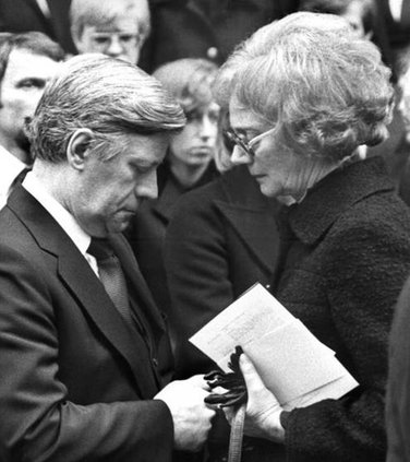 Helmut Schmidt kondoliert Waltrude Schleyer
