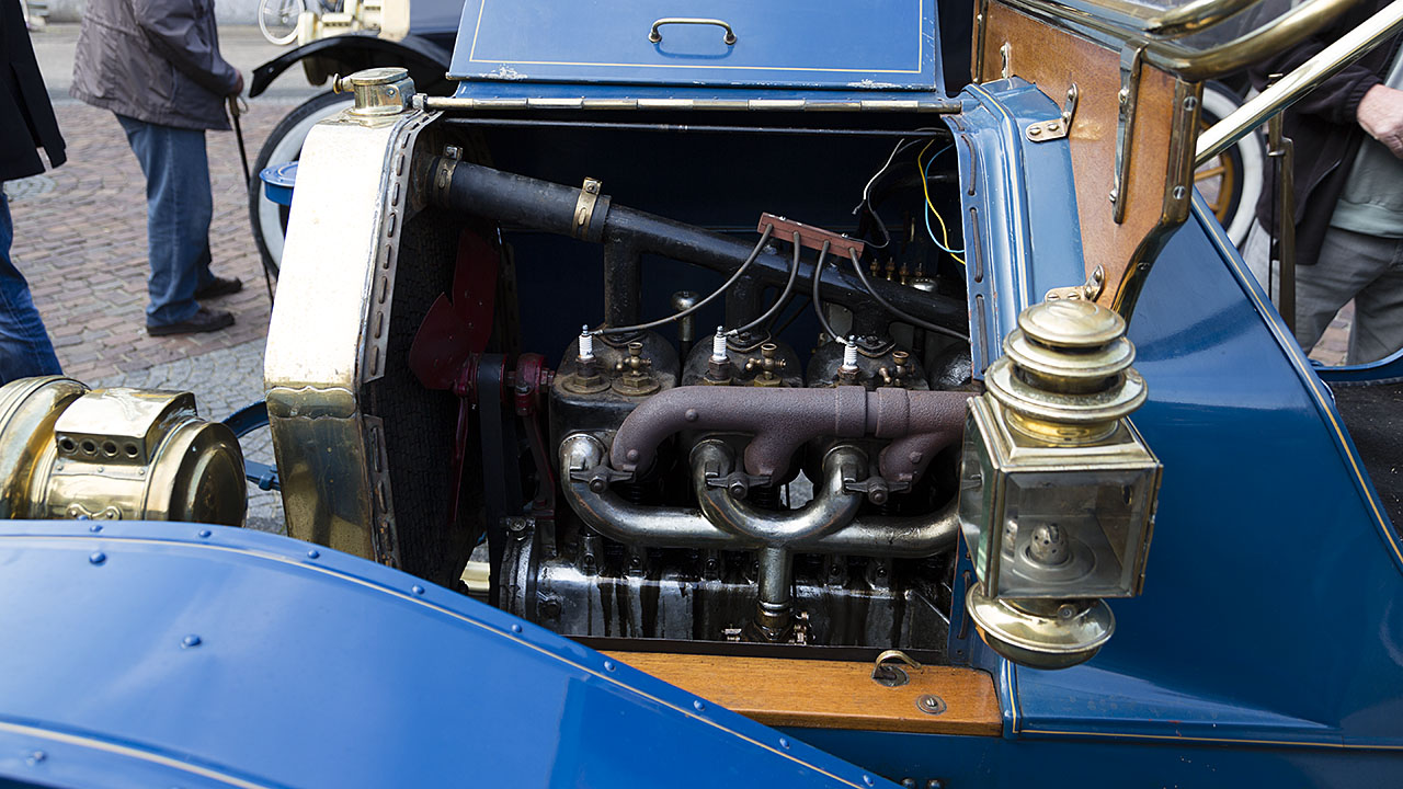 Blick unter die Motorhaube eines Overland-Oldtimers