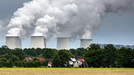 Wasserdampfschwaden steigen aus den Kühltürmen des Braunkohlekraftwerkes der Vattenfall AG in Jänschwalde