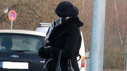 Eine Frau steht am Dortmunder Straßenstrich