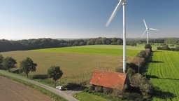 Zwei Windräder vor blauem Himmel im Münsterland