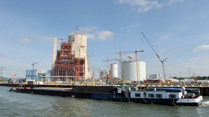 Ein mit Kohle beladenes Schiff auf dem Dortmund-Ems-Kanal vor der Baustelle des Kohlekraftwerks Datteln 4
