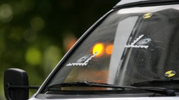 Einschussloch in Frontscheibe eines Fahrzeugs