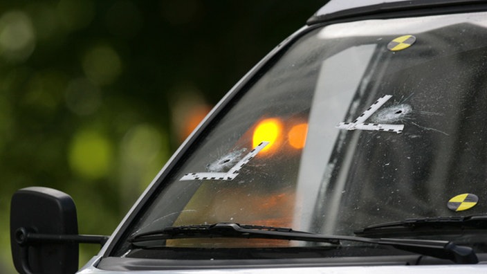 Einschussloch in Frontscheibe eines Fahrzeugs