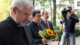 Der italienische Bischof Giancarlo Maria Bregantini (l-r), Pfarrer Pino Strangio und der Bürgermeister von San Luca, Guiseppe Mammoliti sprechen am Sonntag (30.09.2007) vor dem Restaurant Da Bruno ein Gebet