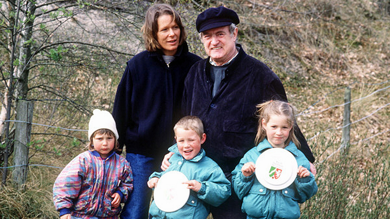 Johannes Rau mit Ehefrau Christina und den drei Kindern auf der Nordseeinsel Spiekeroog im Jahr 1990