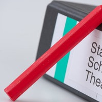 Rotstift vor Aktenordner