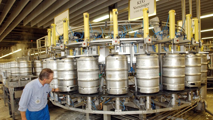 Ein Mitarbeiter der Warsteiner-Brauerei in Warstein kontrolliert die Fassabfüllung