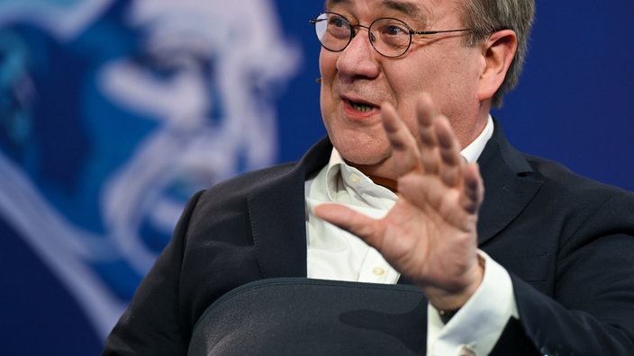 Armin Laschet beim Ludwig-Erhard-Gipfel mit verletzter Schulter