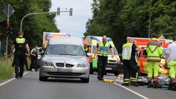 Rettungskräfte an einem Unfallfahrzeug in Hürth bei Köln