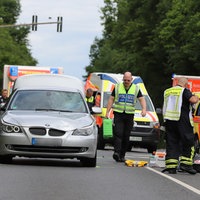 Rettungskräfte an einem Unfallfahrzeug in Hürth bei Köln