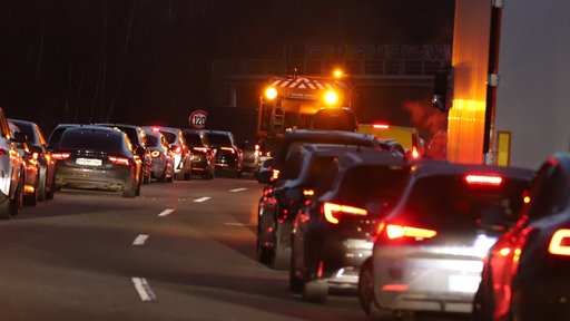 Ein Streufahrzeug fährt in Remscheid über die Autobahn A1.