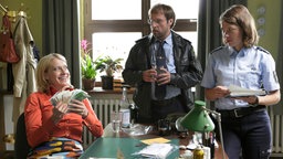 Sophie Haas (Caroline Peters, l.) ist sicher - Eiermann Rocco hatte ein zweites Standbein als Callboy.