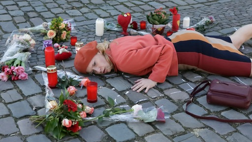 Makaber - Sophie Haas (Caroline Peters) stellt die Lage der Leiche am Tatort nach.