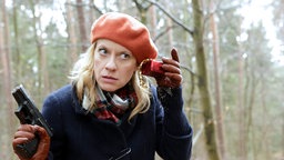 Sophie Haas (Caroline Peters) fahndet im Wald nach dem entführten Zielonka.
