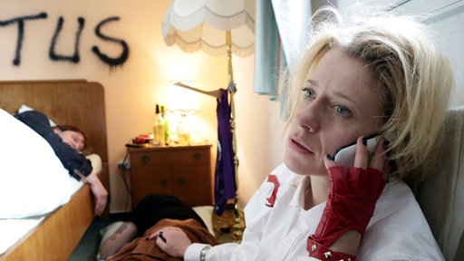 Sophie Haas (Caroline Peters, r.) erwacht mit einem Filmriss.