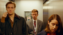 V. l. n. r.: Toto (Lucas Englander), Samy (Xavier Lacaille) und Rose (Liz Kingsman) im Fahrstuhl.