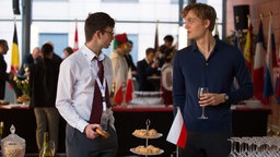 Samy (Xavier Lacaille, l.) und Toto (Lucas Englander) am Buffet.