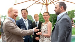Die Bussi-Schampus-Gesellschaft trifft sich auf einer Networking-Party (v.l.n.r.: Simon Schwarz, Philipp Hochmair, Gerti Drassl, Jürgen Maurer). 