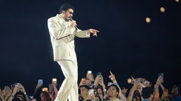 Sänger Bad Bunny auf der Bühne bei seinem Konzert in Düsseldorf