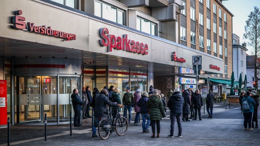 Kunden am morgen vor der Sparkassenfiliale Buer, warten auf die Öffnung