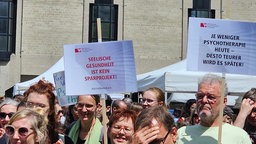 Ein Plakat schreibt "Seelische Gesundheit ist kein Sparprojekt!"