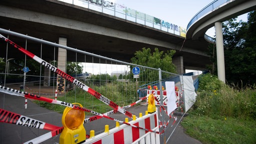 Eine Sperrung verhindert die Durchfahrt unter der Nordbrücke