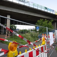 Eine Sperrung verhindert die Durchfahrt unter der Nordbrücke