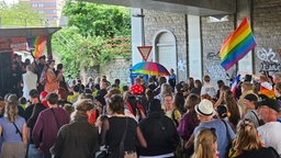 Menschen feiern gemeinsam den CSD in Bielefeld