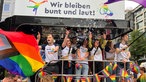 Auf einem geschmückten Wagen beim CSD Düsseldorf tanzen Menschen