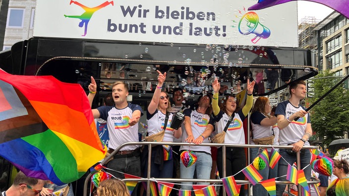 Auf einem geschmückten Wagen beim CSD Düsseldorf tanzen Menschen